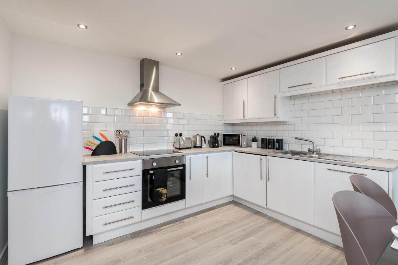 Host Apartments - Contemporary 3 Bed Apt With Balcony - Perfect For Long Stays Liverpool Kültér fotó