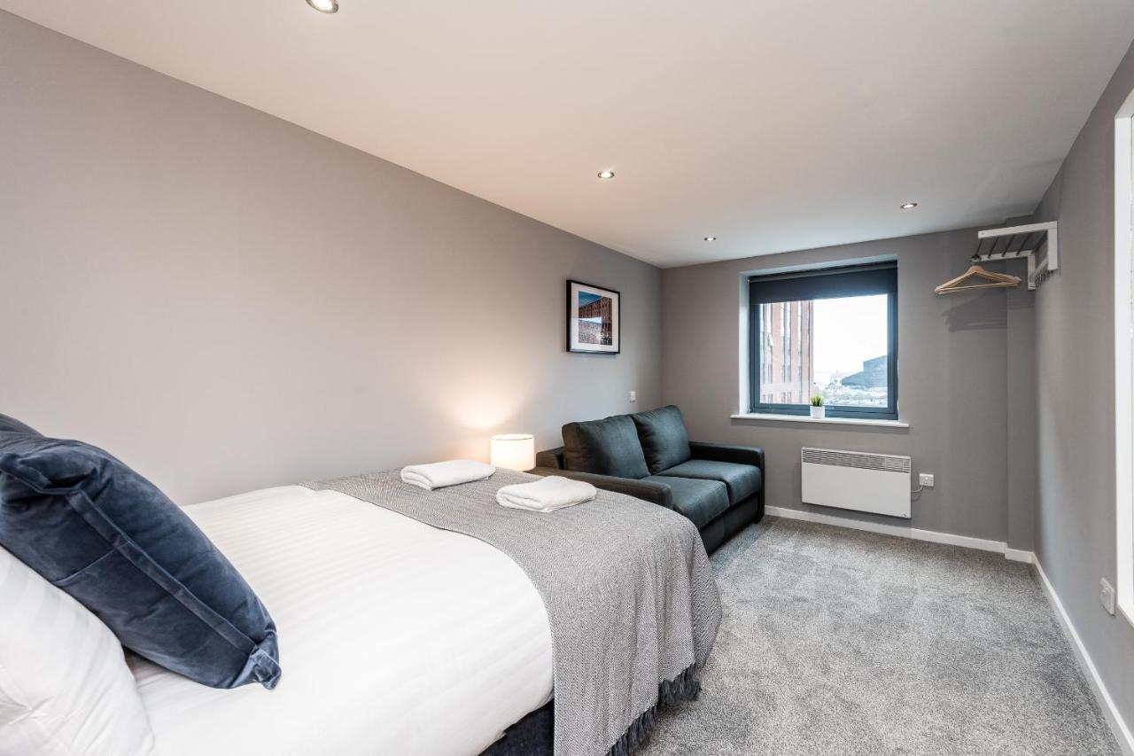 Host Apartments - Contemporary 3 Bed Apt With Balcony - Perfect For Long Stays Liverpool Kültér fotó