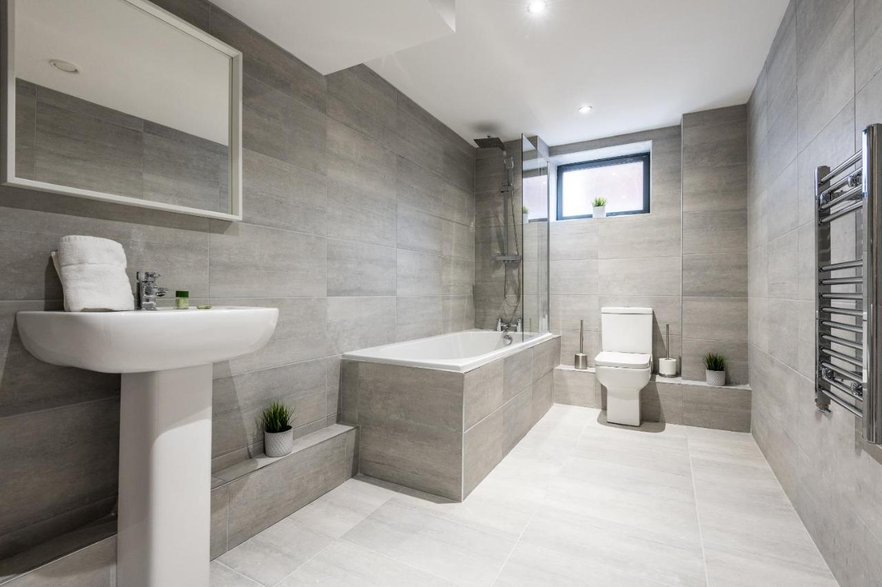 Host Apartments - Contemporary 3 Bed Apt With Balcony - Perfect For Long Stays Liverpool Kültér fotó