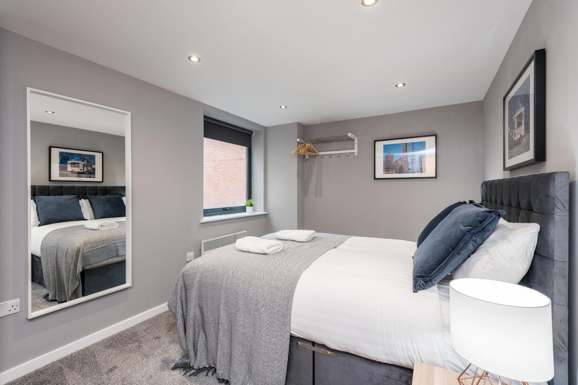 Host Apartments - Contemporary 3 Bed Apt With Balcony - Perfect For Long Stays Liverpool Kültér fotó
