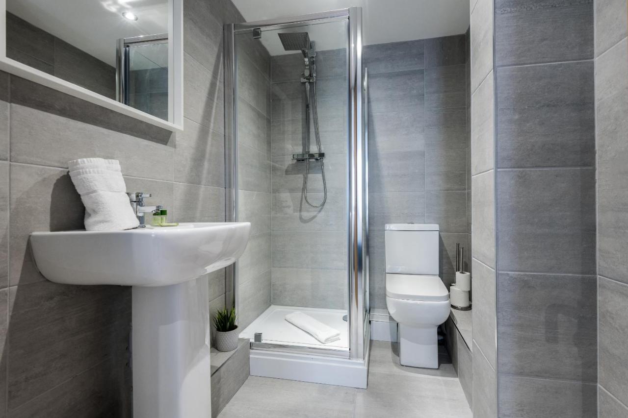 Host Apartments - Contemporary 3 Bed Apt With Balcony - Perfect For Long Stays Liverpool Kültér fotó